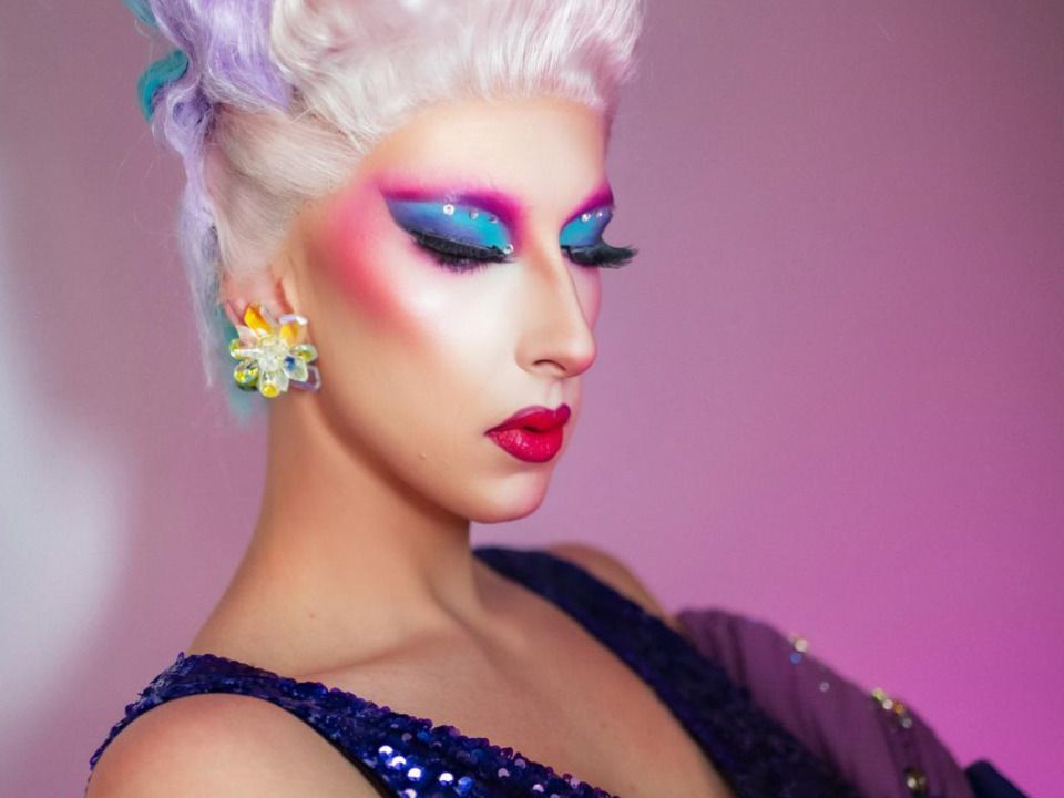 Drag-Queen mit bunten Augen und lila schimmernder Gestalt