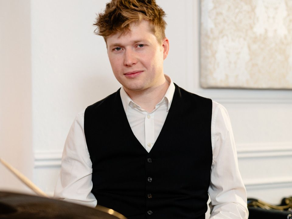 Johannes Metzger hinter einem Schlagzeug